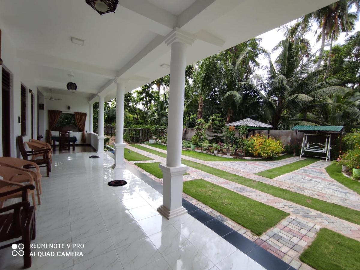 Geethani Tourist Home โปลอนนารูวา ภายนอก รูปภาพ