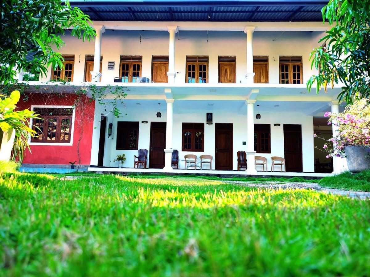 Geethani Tourist Home โปลอนนารูวา ภายนอก รูปภาพ