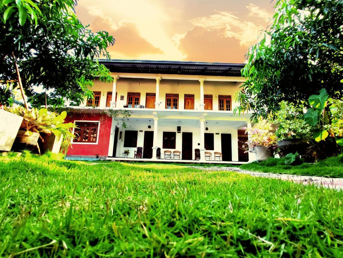 Geethani Tourist Home โปลอนนารูวา ภายนอก รูปภาพ