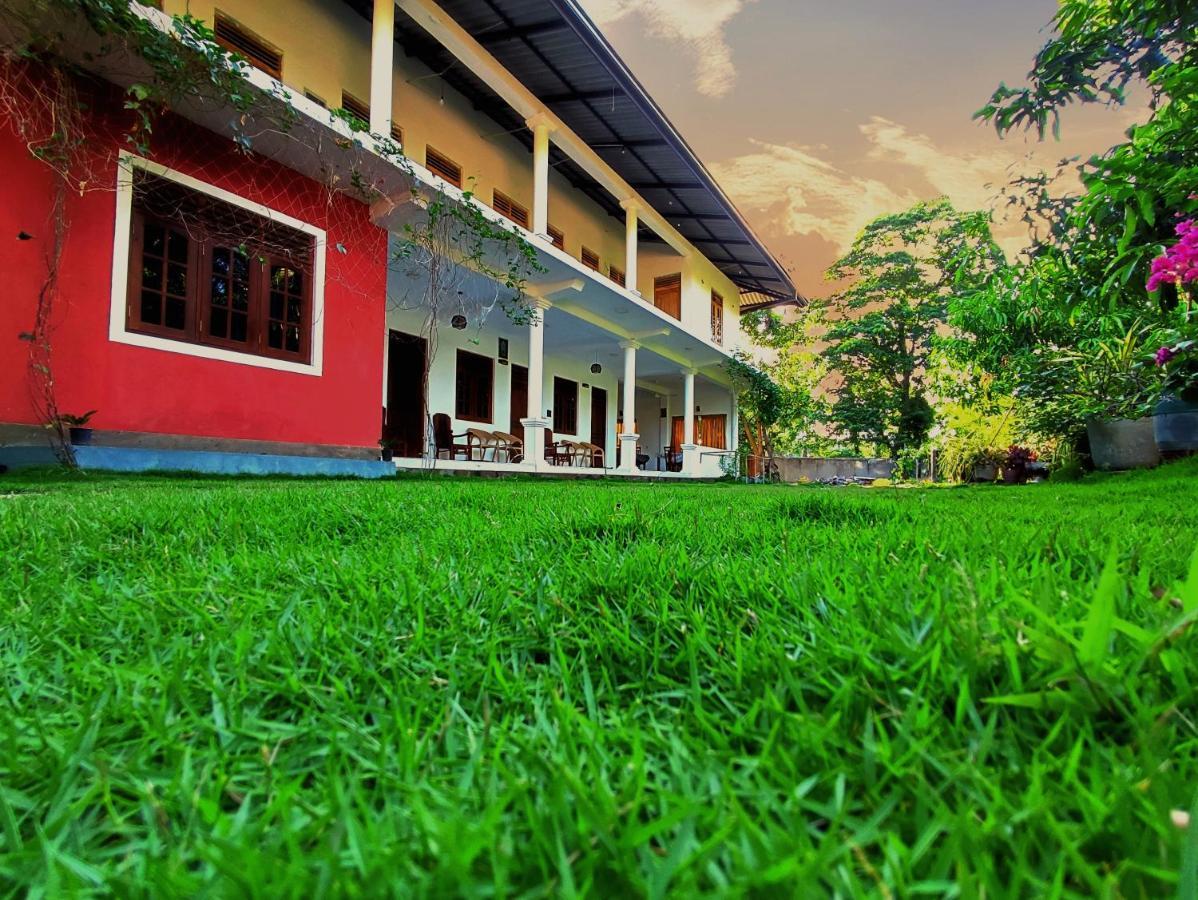 Geethani Tourist Home โปลอนนารูวา ภายนอก รูปภาพ