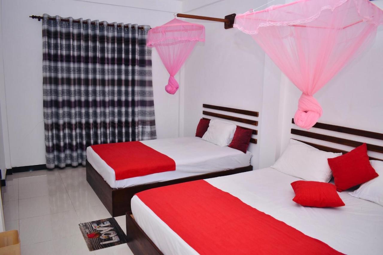 Geethani Tourist Home โปลอนนารูวา ภายนอก รูปภาพ