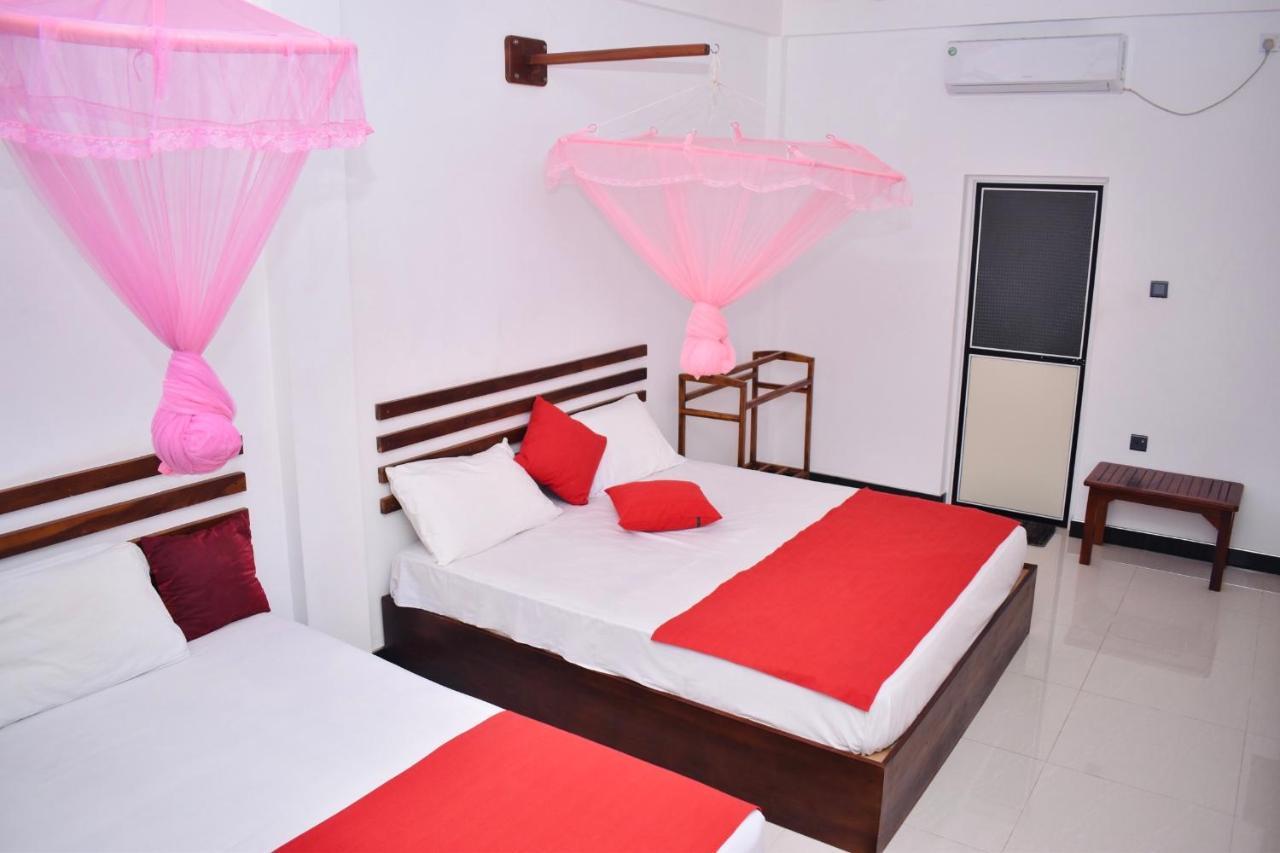 Geethani Tourist Home โปลอนนารูวา ภายนอก รูปภาพ
