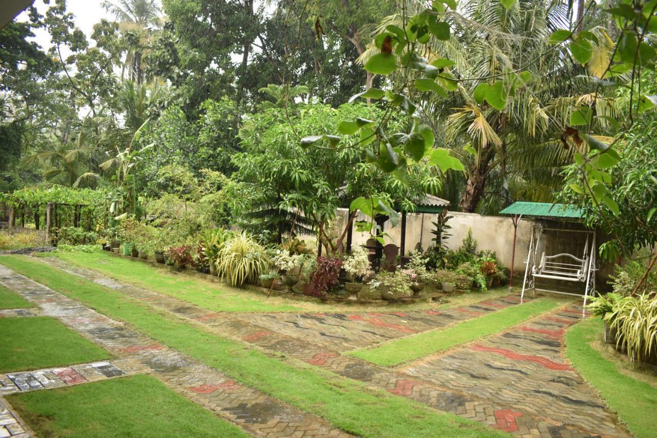 Geethani Tourist Home โปลอนนารูวา ภายนอก รูปภาพ