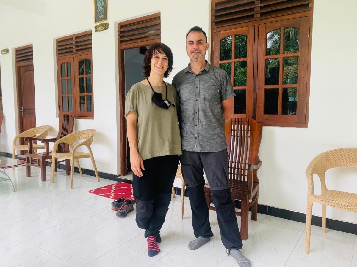 Geethani Tourist Home โปลอนนารูวา ภายนอก รูปภาพ