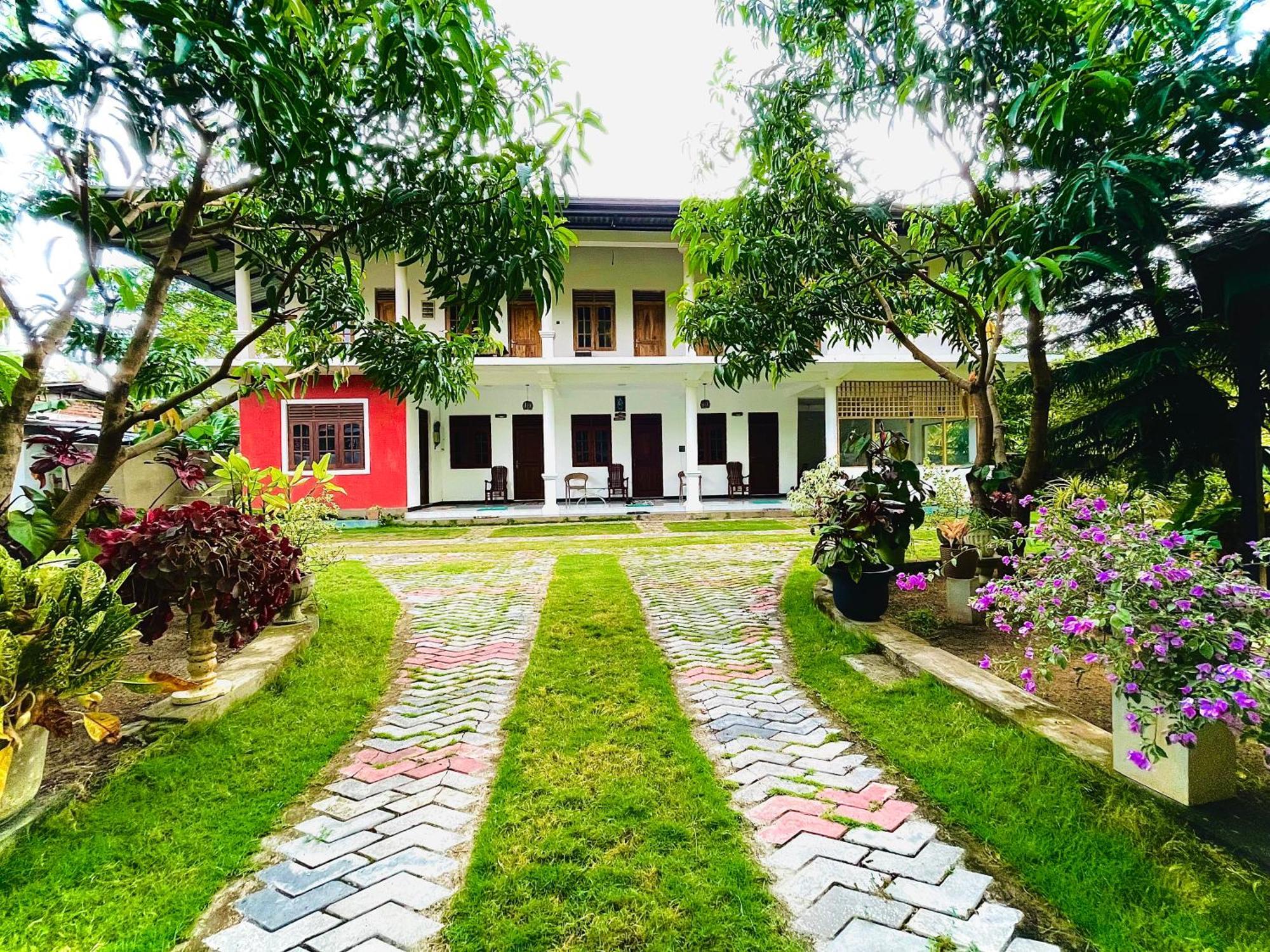 Geethani Tourist Home โปลอนนารูวา ภายนอก รูปภาพ