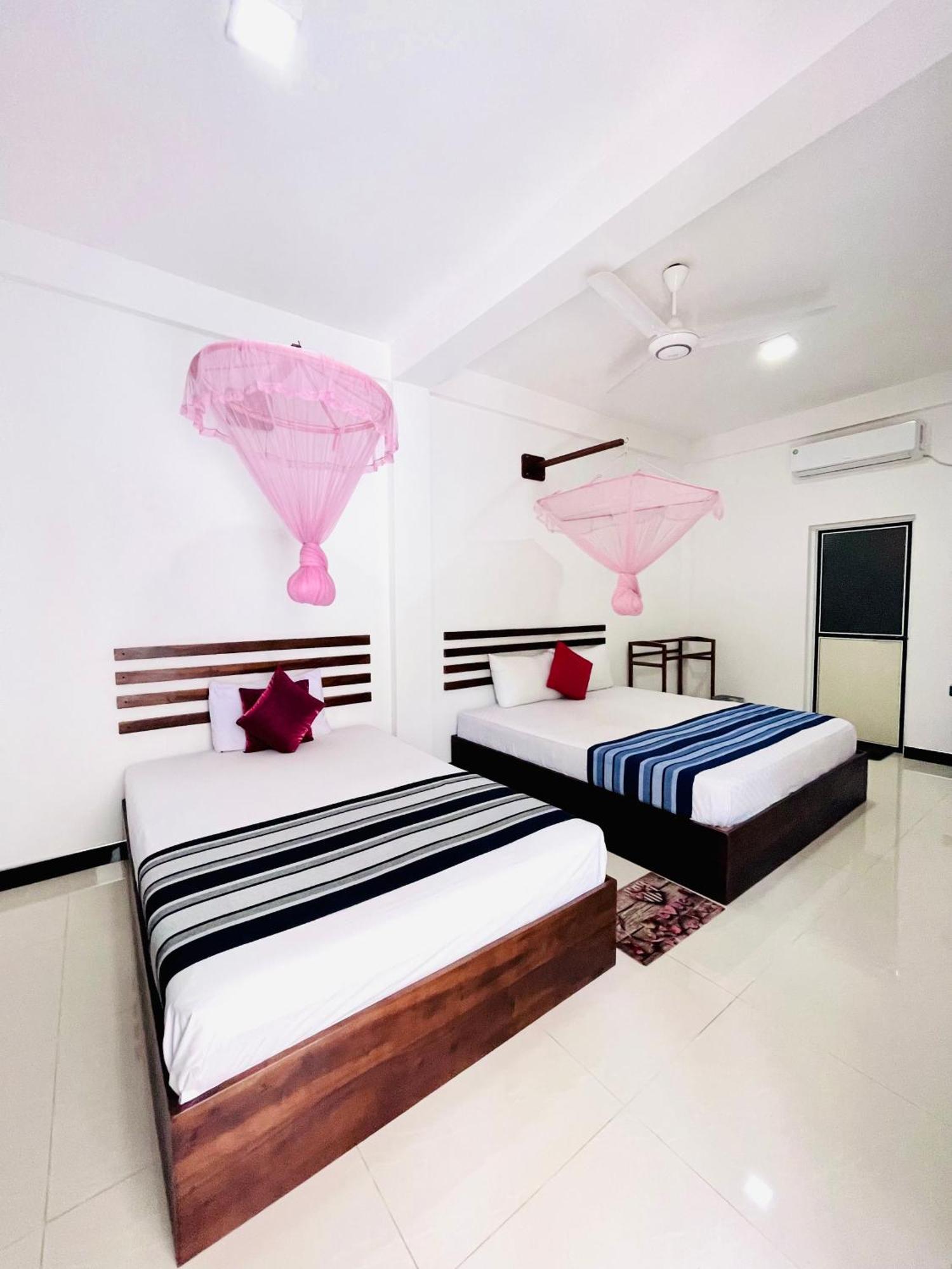 Geethani Tourist Home โปลอนนารูวา ภายนอก รูปภาพ