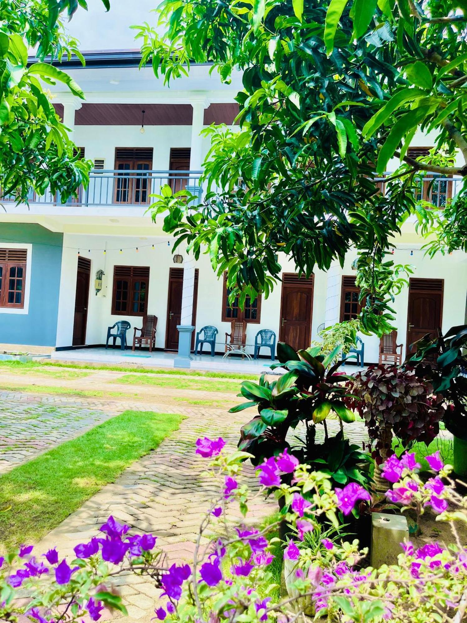Geethani Tourist Home โปลอนนารูวา ภายนอก รูปภาพ