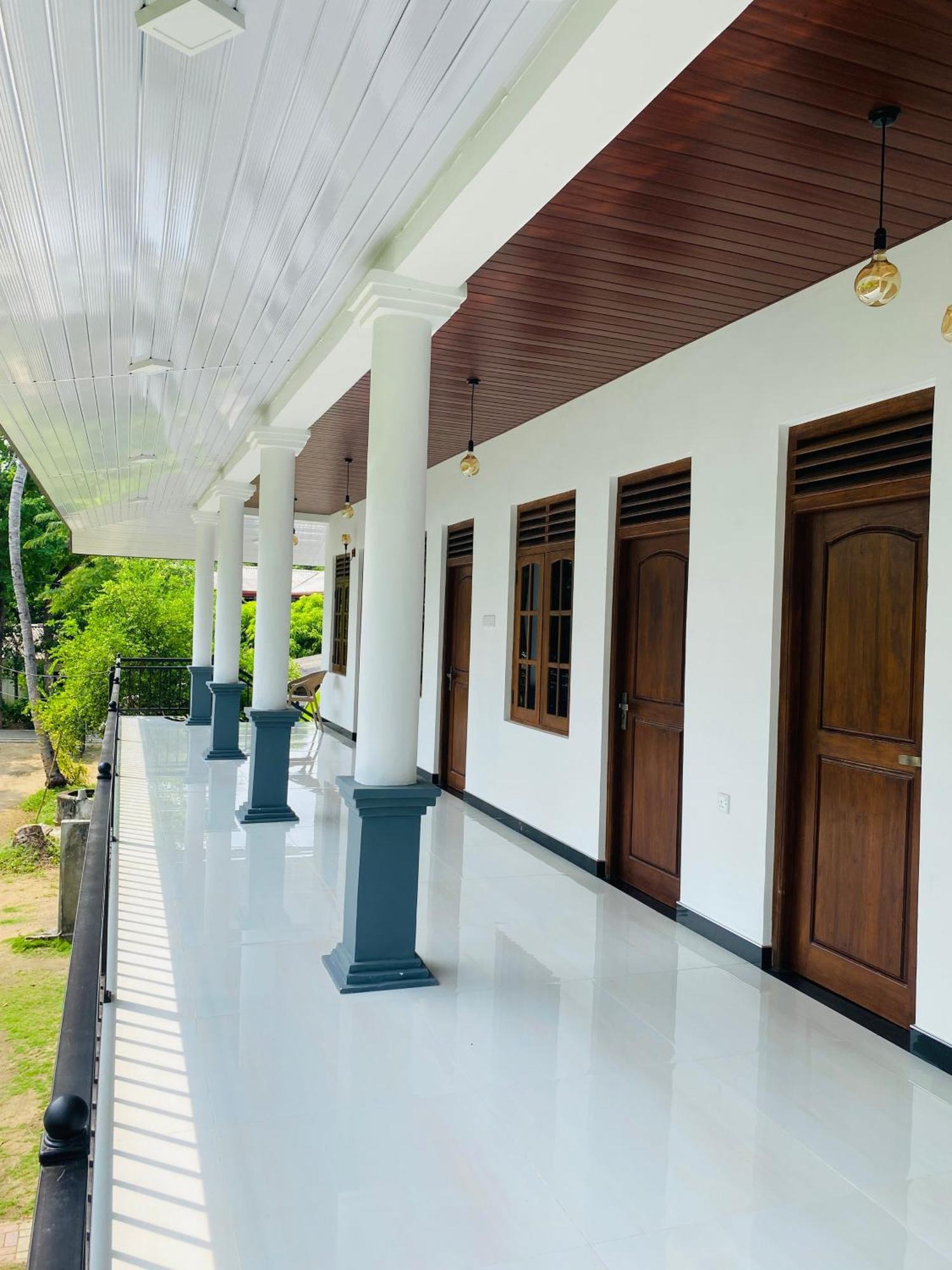 Geethani Tourist Home โปลอนนารูวา ภายนอก รูปภาพ
