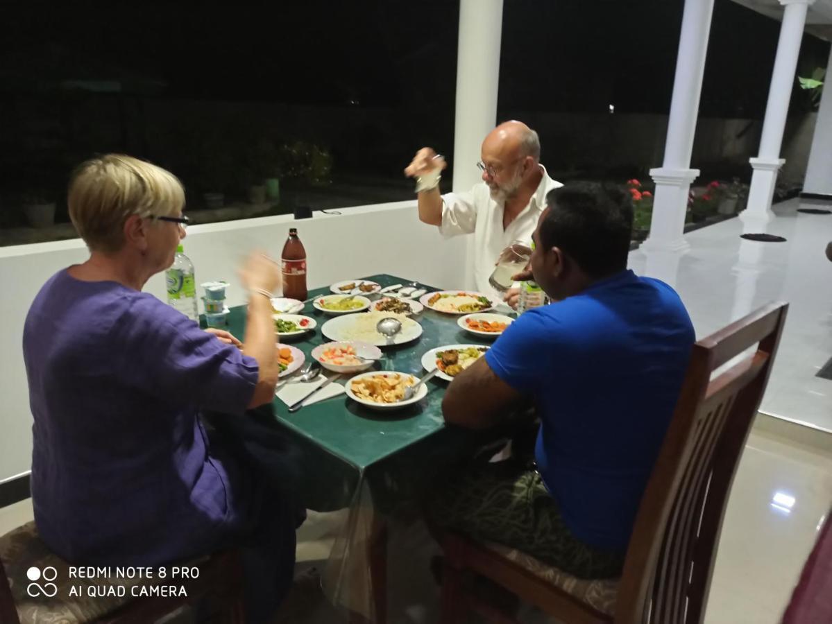 Geethani Tourist Home โปลอนนารูวา ภายนอก รูปภาพ