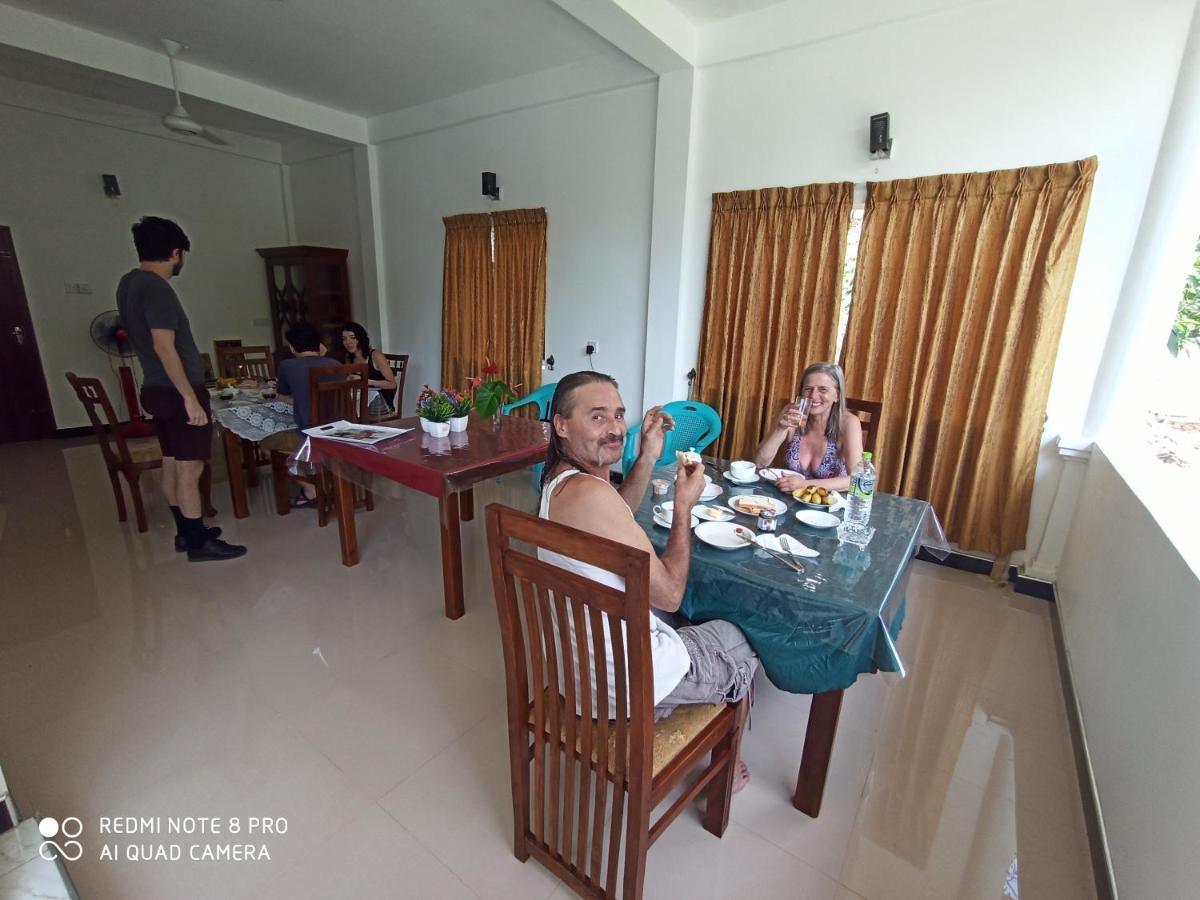 Geethani Tourist Home โปลอนนารูวา ภายนอก รูปภาพ