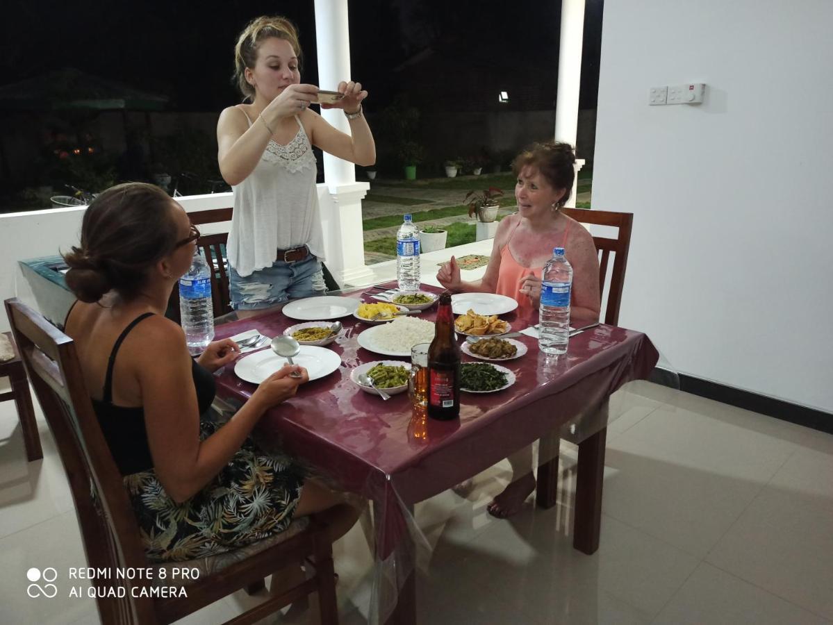 Geethani Tourist Home โปลอนนารูวา ภายนอก รูปภาพ