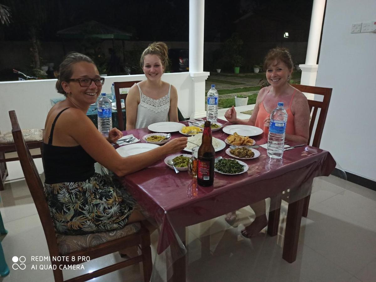 Geethani Tourist Home โปลอนนารูวา ภายนอก รูปภาพ